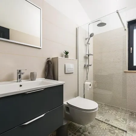 Nobu Villa Mali Vareski