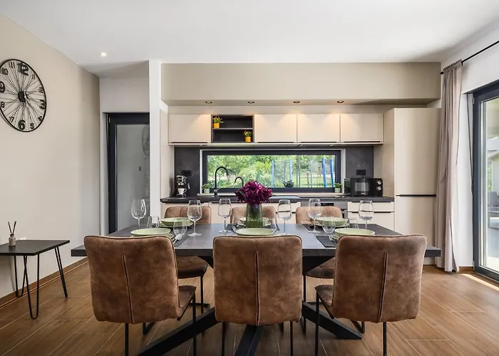 Nobu Βίλα Mali Vareški